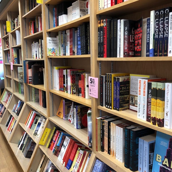 Foto tirada no(a) Kinokuniya Bookstore por Hollis M. em 7/22/2019