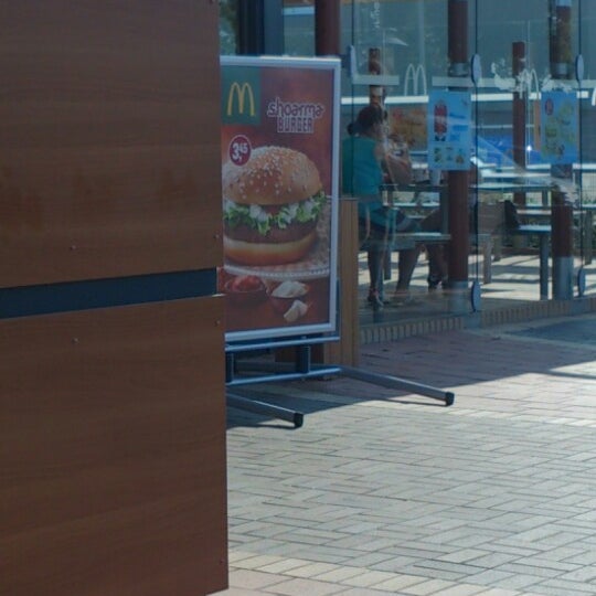 รูปภาพถ่ายที่ McDonald&#39;s โดย Joris N. เมื่อ 7/8/2013
