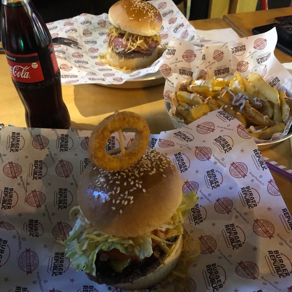 รูปภาพถ่ายที่ Burger Republic โดย Gözde A. เมื่อ 11/25/2018