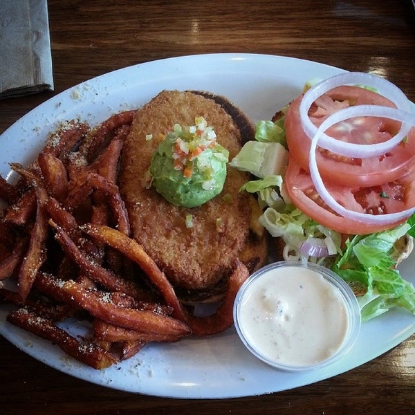 รูปภาพถ่ายที่ Veggie Grill โดย Jay P. เมื่อ 8/2/2014