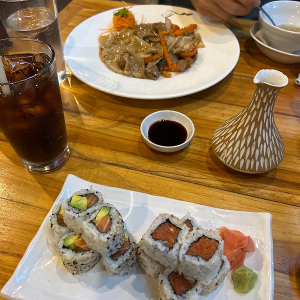 Foto diambil di Kruba Thai &amp; Sushi oleh Sarah J. pada 8/28/2023