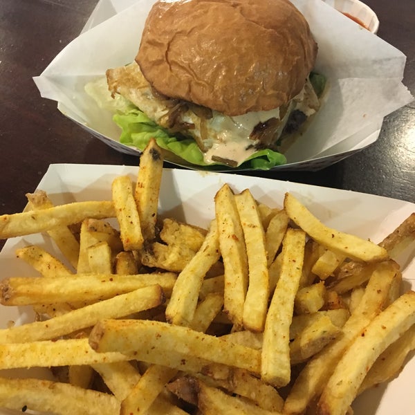 11/4/2015에 Cole S.님이 Konjoe Burger에서 찍은 사진