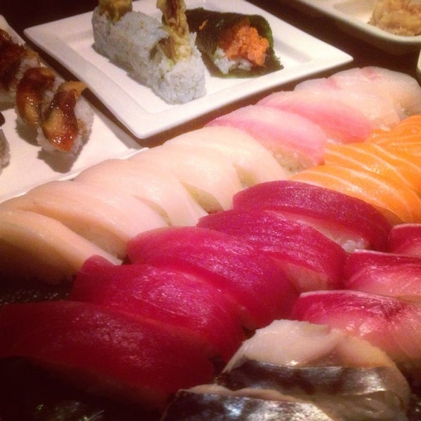 รูปภาพถ่ายที่ Fontana Sushi โดย Danny T. เมื่อ 6/20/2014