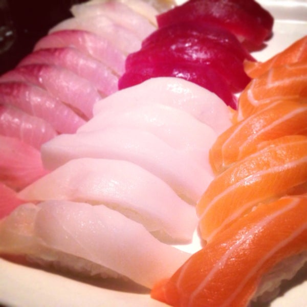 รูปภาพถ่ายที่ Fontana Sushi โดย Danny T. เมื่อ 3/15/2014