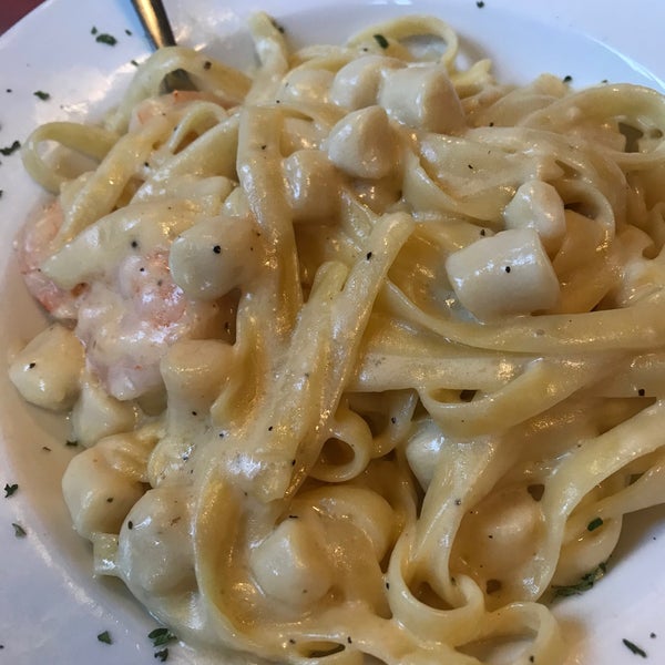 Снимок сделан в Amedeo&#39;s Italian Restaurant пользователем Arthur B. 9/30/2019