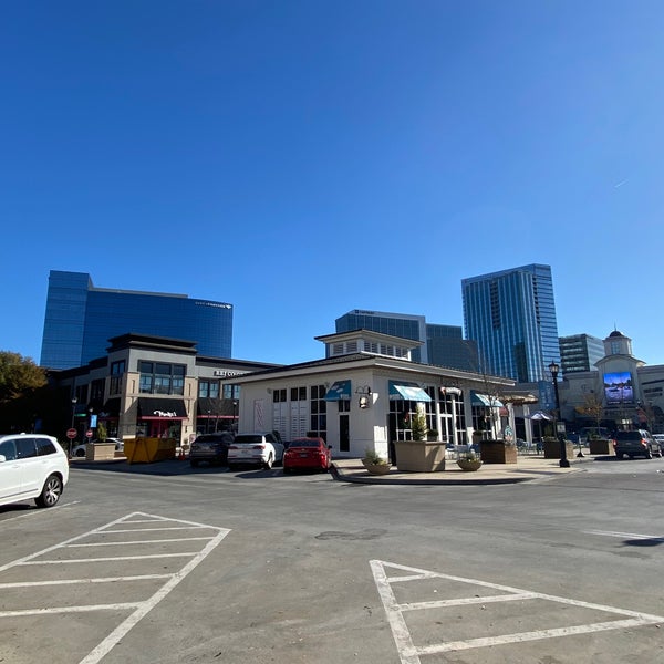 รูปภาพถ่ายที่ North Hills Shopping Center โดย Arthur B. เมื่อ 11/16/2023