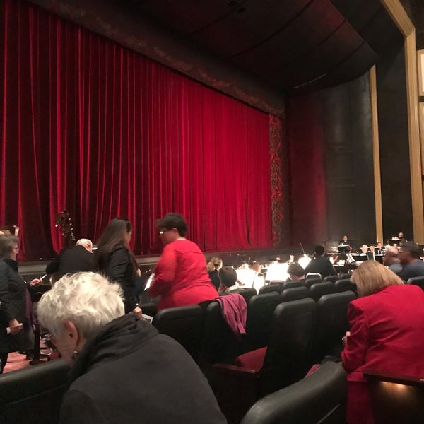 Foto tirada no(a) Raleigh Memorial Auditorium por Arthur B. em 12/15/2018