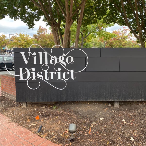 รูปภาพถ่ายที่ Village District โดย Arthur B. เมื่อ 10/30/2021