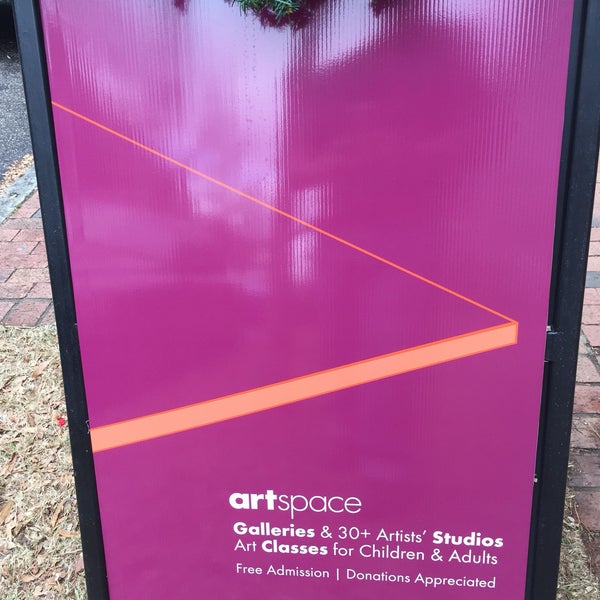 Foto tirada no(a) Artspace Visual Arts Center por Arthur B. em 12/18/2016