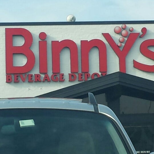 Foto tirada no(a) Binny&#39;s Beverage Depot por Low 2. em 11/21/2013