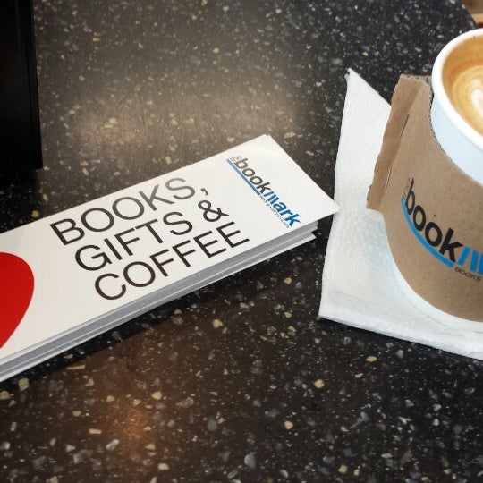 Foto tirada no(a) The Bookmark | Books · Gifts · Cafe por Juan P. em 10/24/2013