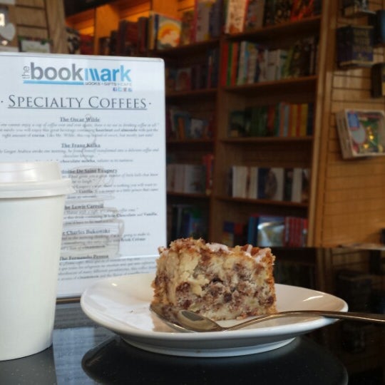 Foto tirada no(a) The Bookmark | Books · Gifts · Cafe por Juan P. em 9/25/2013
