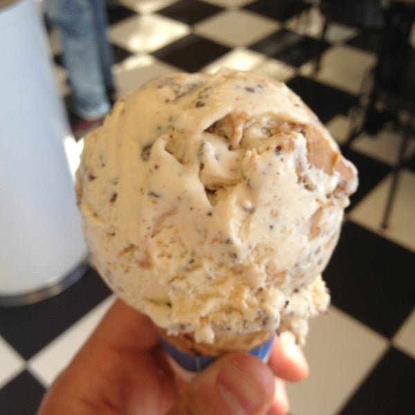 Foto tomada en Mission Street Ice Cream and Yogurt - Featuring McConnell&#39;s Fine Ice Creams  por Andre C. el 5/4/2013