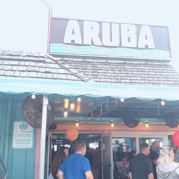 Foto scattata a Aruba Beach Cafe da Sam M. il 5/12/2021