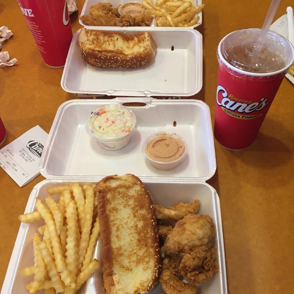 1/1/2017 tarihinde Karen A.ziyaretçi tarafından Raising Cane&#39;s Chicken Fingers'de çekilen fotoğraf