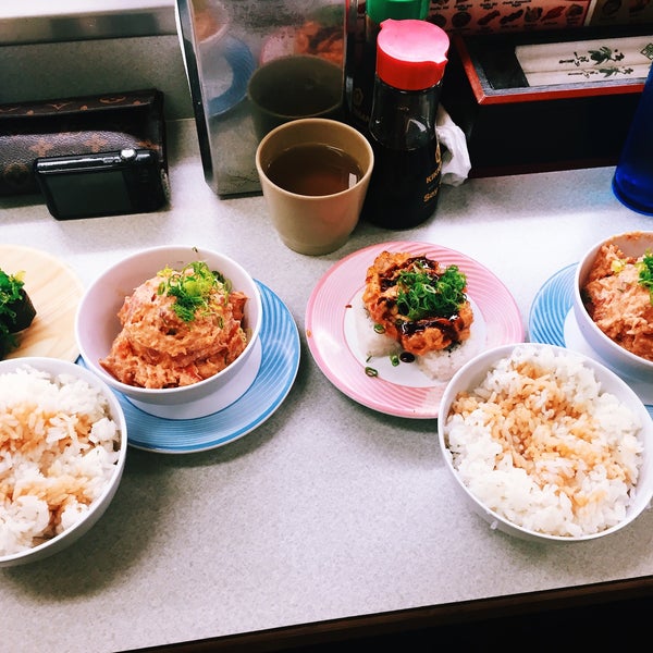 Foto scattata a KuruKuru Sushi da Karen A. il 12/29/2014