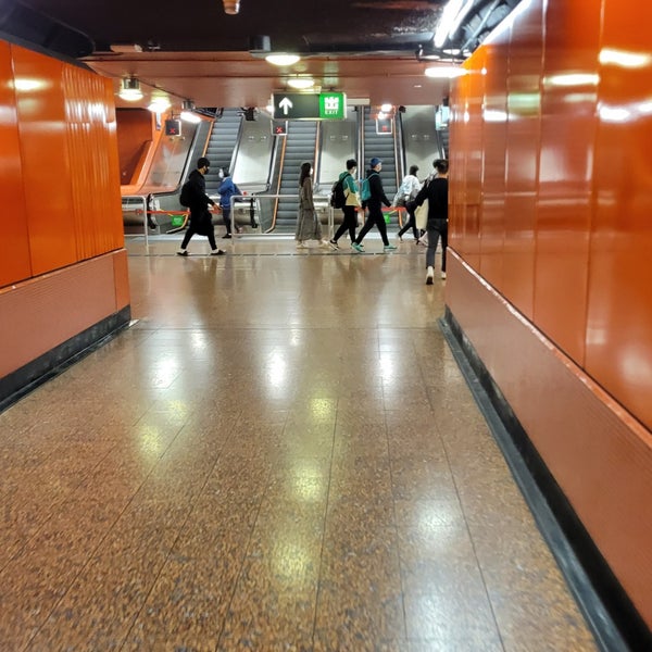 MTR Tin Hau Station Causeway Bay'da Metro İstasyonu