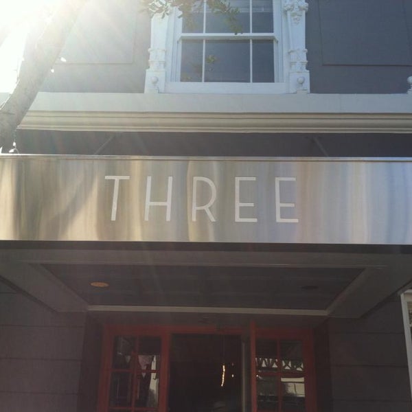 7/8/2013 tarihinde Three Restaurant &amp; Barziyaretçi tarafından Three Restaurant &amp; Bar'de çekilen fotoğraf