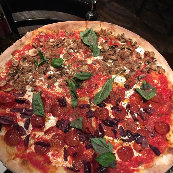 Снимок сделан в Patsy&#39;s Pizzeria пользователем Dwight G. 12/26/2015