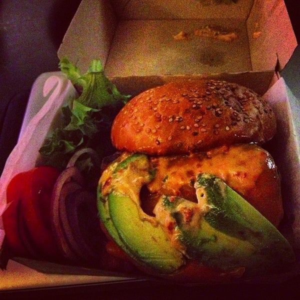 10/27/2012 tarihinde Ayesha M.ziyaretçi tarafından 67 Burger'de çekilen fotoğraf