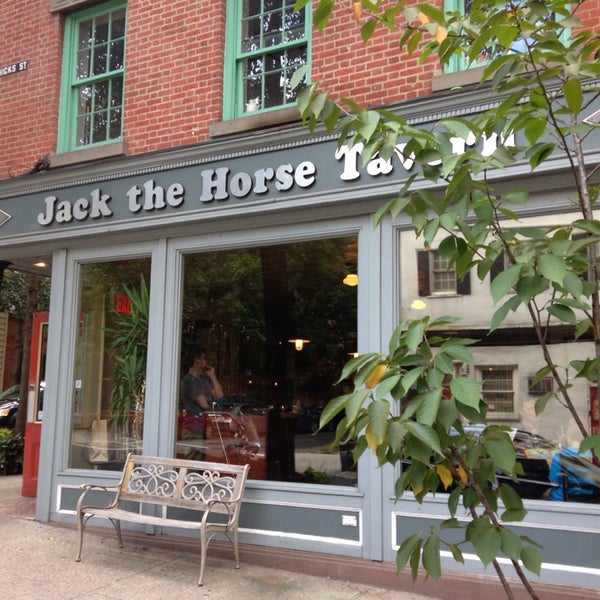 Foto tirada no(a) Jack the Horse Tavern por luke em 9/7/2013