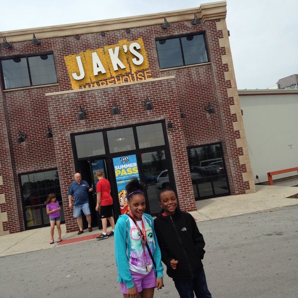 Foto tirada no(a) JAK&#39;S Warehouse por Monique C. em 6/19/2015