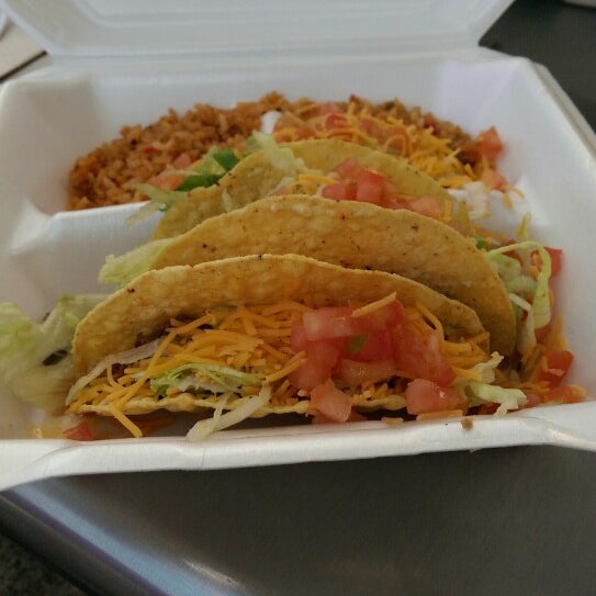Foto diambil di Tacos Y Mas oleh Joshua W. pada 4/29/2014
