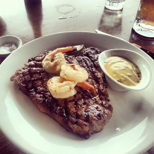 Foto scattata a Kingsleys Steak &amp; Crabhouse da Aran -. il 3/15/2013
