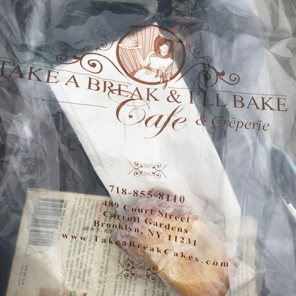 Das Foto wurde bei Take A Break &amp; I’ll Bake Cafe &amp; Creperie von gabby b. am 4/22/2017 aufgenommen
