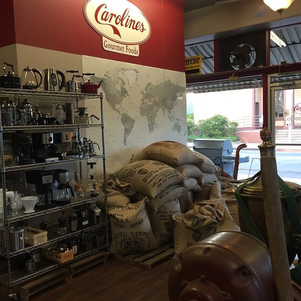 รูปภาพถ่ายที่ Caroline&#39;s Coffee Roasters โดย Ryan B. เมื่อ 6/17/2015