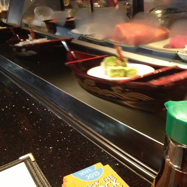 Foto tirada no(a) Ninja Spinning Sushi Bar por Carolina em 1/18/2013