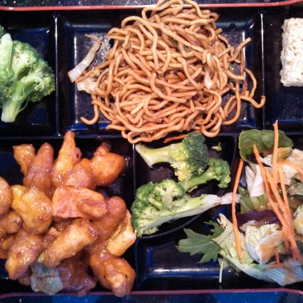 Photo prise au Bento Asian Kitchen &amp; Sushi par Diego A. le7/22/2013