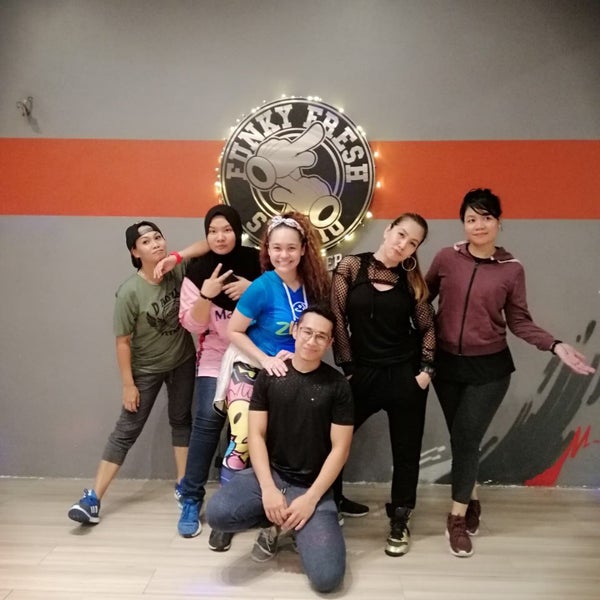 Танцы фанки бит ростов на дону. Фанки студия. Фанки студия. Студия танца глобус. Видео танцевальная студия фанки бит ростов на дону.