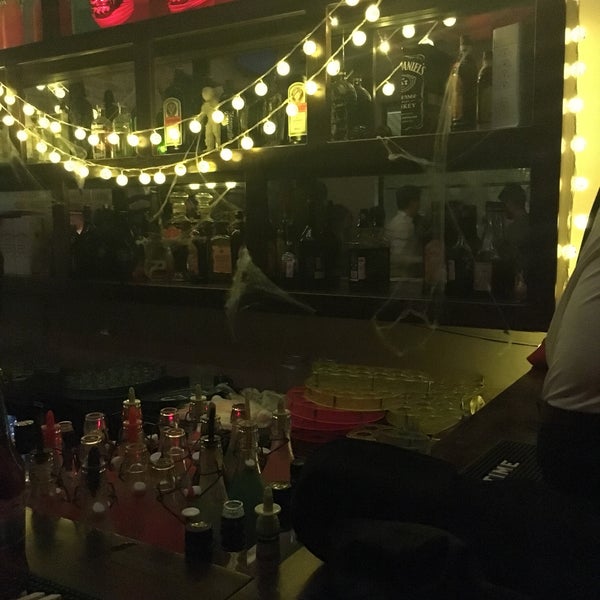 Foto scattata a Up Shot Bar da Ertuğrul il 10/31/2017