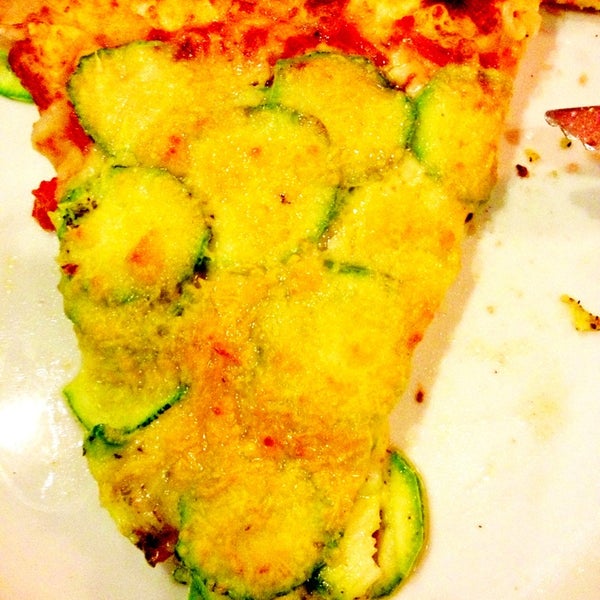 Para. Vegetarianos como eu, indico pizza de abobrinha, maravilhosa! Dessa vez fiquei no andar de cima, muito aconchegante e uma fofura a decoração ;)
