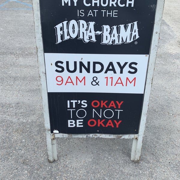 Das Foto wurde bei Flora-Bama Lounge, Package, and Oyster Bar von Tracie C. am 8/18/2019 aufgenommen