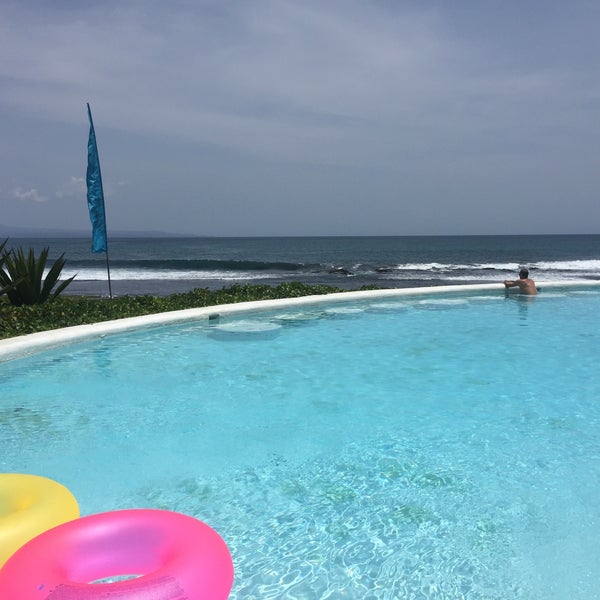 Foto tirada no(a) Komune Resort and Beach Club por Arina N. em 11/7/2015