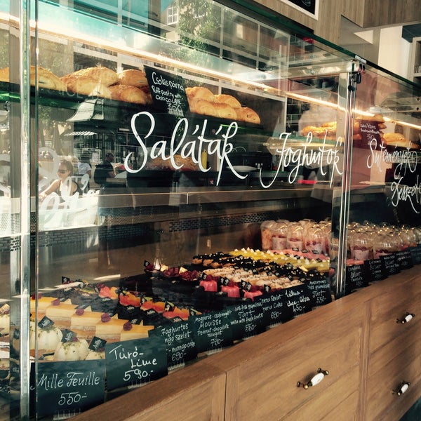 Foto tomada en Amber&#39;s French Bakery &amp; Cafe  por Sári H. el 9/17/2015
