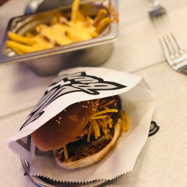 Foto tomada en Dobby&#39;s Burger Place  por Kübra G. el 4/22/2019