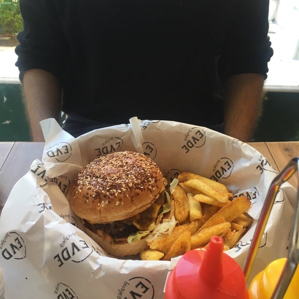 Foto diambil di EVDE Burger - PUB oleh Edipcan G. pada 10/27/2018
