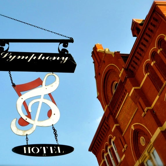 รูปภาพถ่ายที่ Symphony Hotel &amp; Restaurant โดย Karen Blatt B. เมื่อ 4/3/2015