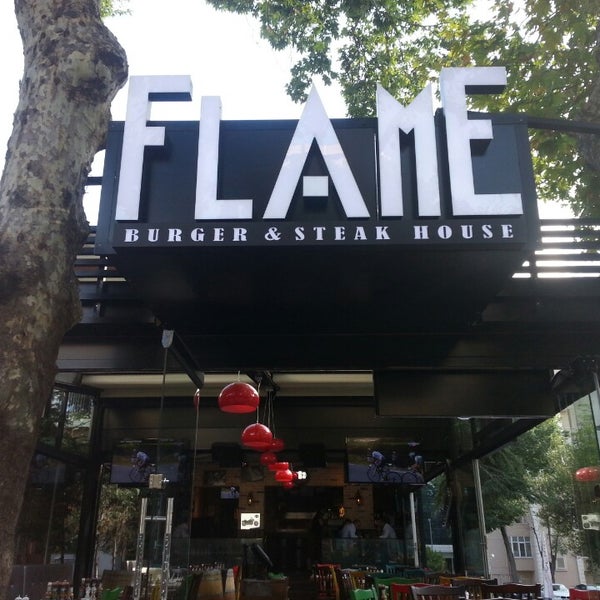 Foto tomada en Flame Burger &amp; Steak House  por HAKAN K. el 7/18/2013