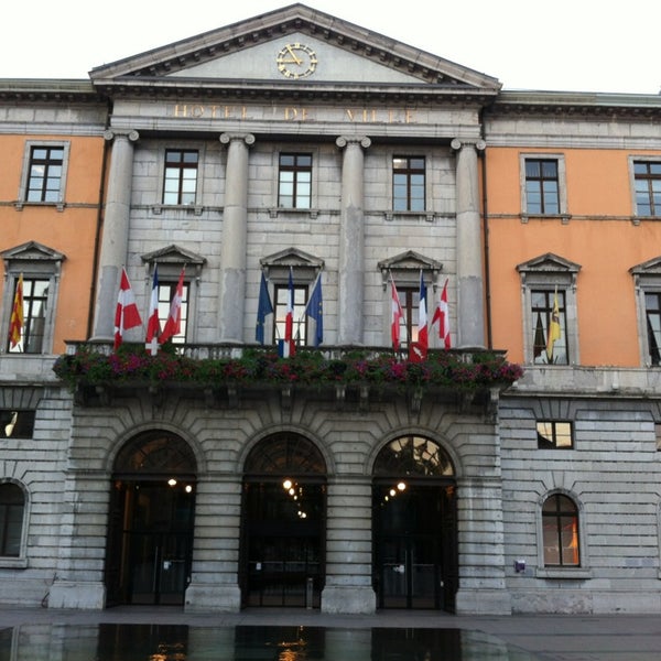 รูปภาพถ่ายที่ Hôtel de Ville d&#39;Annecy โดย Fer D. เมื่อ 8/9/2013