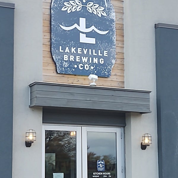 Foto tirada no(a) Lakeville Brewing Co. LLC por R W H. em 10/16/2020