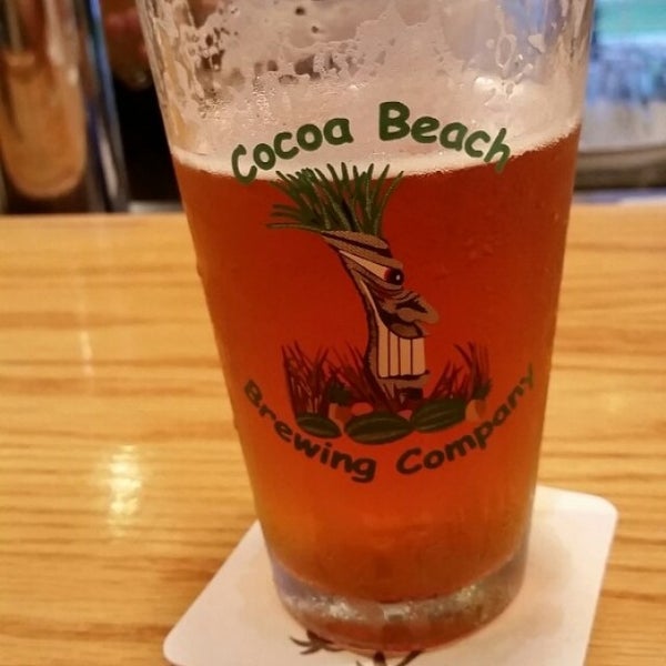 Foto tirada no(a) Cocoa Beach Brewing Company por R W H. em 9/16/2015