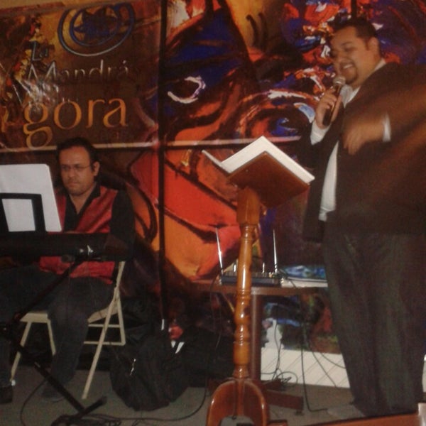 Foto diambil di La Mandrágora Café + Bar oleh Gustavo S. pada 3/9/2014