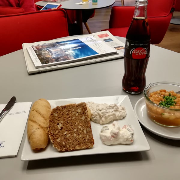 Nice interior but always the same food: 2 types of Soup, 2 types of spread and cake. Nothing else. Disappointing to other Star Alliance Lounges...