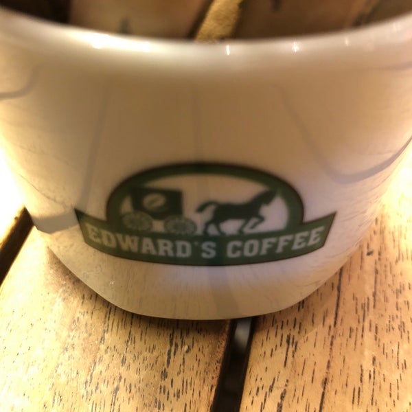 Foto tomada en Edward&#39;s Coffee  por Oktay A. el 1/17/2018