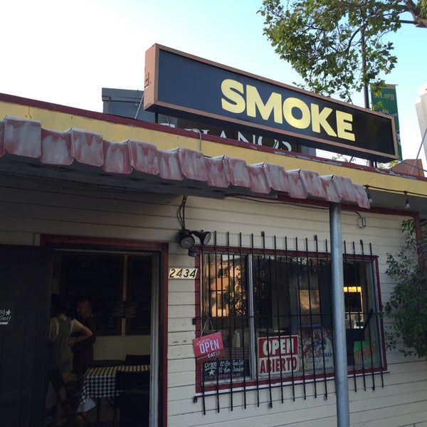 5/18/2016 tarihinde Danny S.ziyaretçi tarafından Smoke Berkeley  BBQ, Beer, Home Made Pies and Sides from Scratch'de çekilen fotoğraf