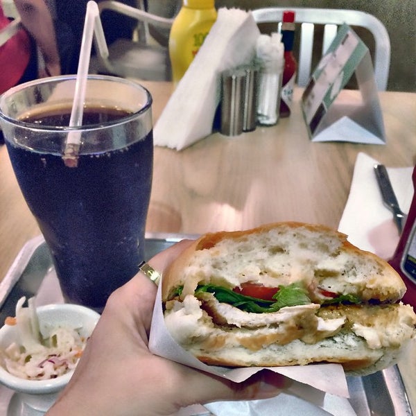 10/19/2014 tarihinde 3weeshUAEziyaretçi tarafından Burger Hood برجر هوود'de çekilen fotoğraf